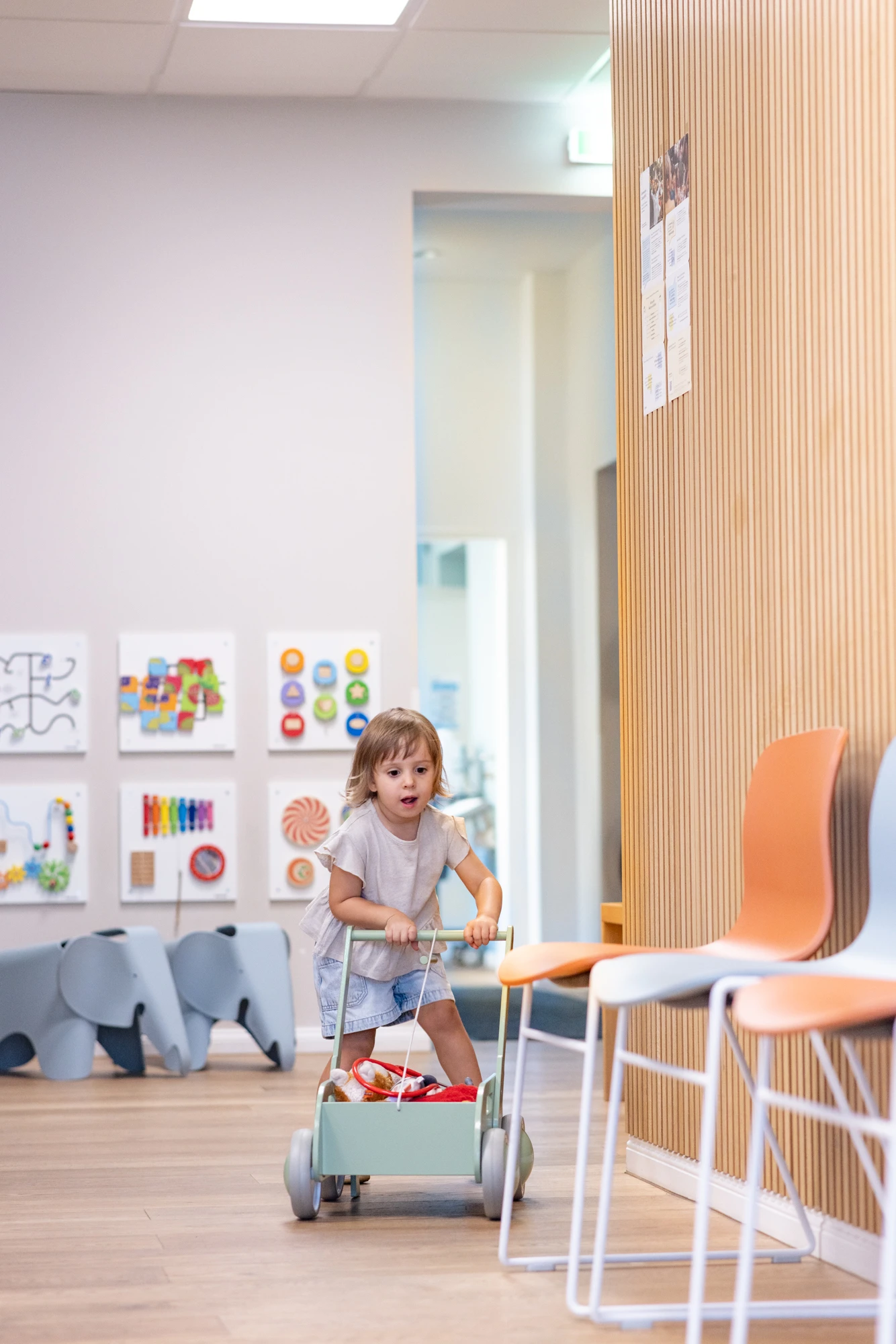 Wartezimmer Kinderarzt NEST 13