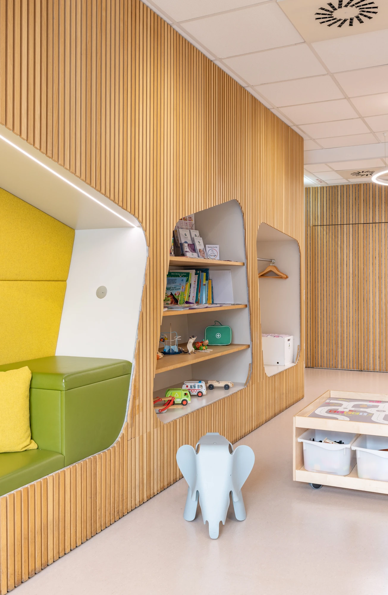 Wartezimmer Kinderarzt NEST 19